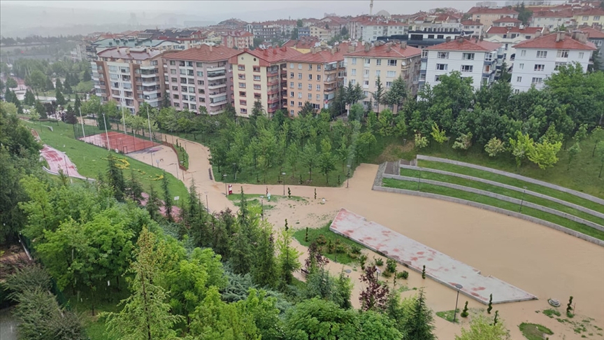 Başkentte sağanak hayatı olumsuz etkilemeye devam ediyor