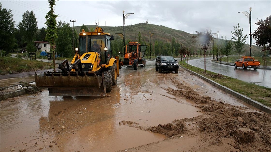 Sivas'ta sağanak, yolda heyelana neden oldu!