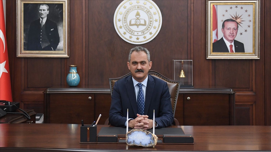 Özer: Sevgili öğrencilerimiz sizlere inancımız sonsuz, çok büyük işler başarabileceğinizi biliyoruz