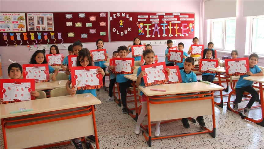 Yaklaşık 18 milyon öğrenci karnesini alarak yaz tatiline girdi