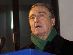 Rahmi Koç, Kayak Yaparken Kemiğini Kırdı