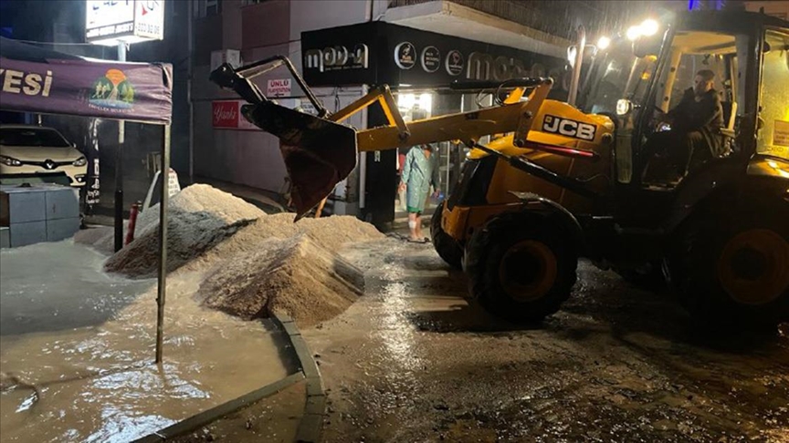 Sinop'ta sağanak su baskınlarına neden oldu!