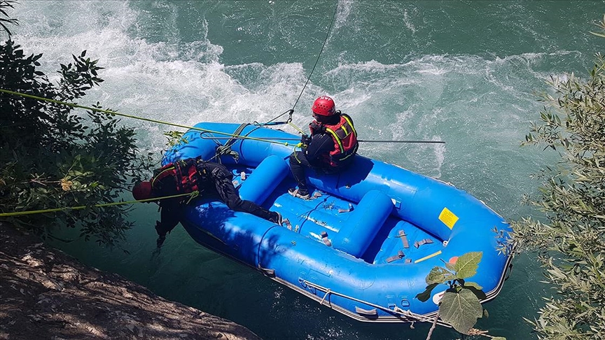 Müküs Çayı'na düşen hemşireye ulaşılmaya çalışılıyor
