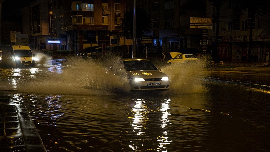 Başkentte gök gürültülü sağanak etkili oldu
