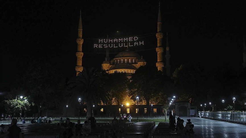 15 Temmuz'un 6. yıl dönümünde saat 00.13'te tüm camilerden sela okundu
