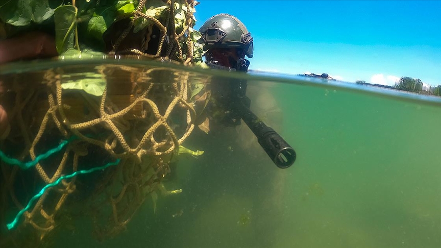 "Su üstü harekatı" kursuna katılan komandolar zorlu görevlere hazır