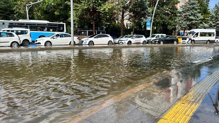 Başkentteki fırtına ve sağanak nedeniyle bir kişi hayatını kaybetti