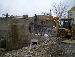 Şahinbey Belediyesi, Kaçak ve Ruhsatsız Binaları Yıkıyor