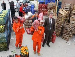 Mersin'de Deprem Bölgesi İçin 1 Tır Gıda Maddesi Toplandı
