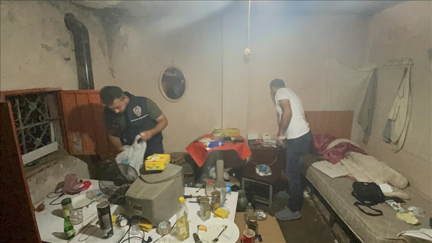 Fatih'te iş hanına düzenlenen operasyonda 23 zanlı yakalandı