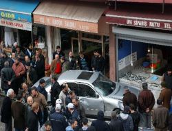 Direksiyon Başında Sara Nöbeti Geçiren Sürücü 3 Araç Ve Bir İşyerine Çarparak Durabildi