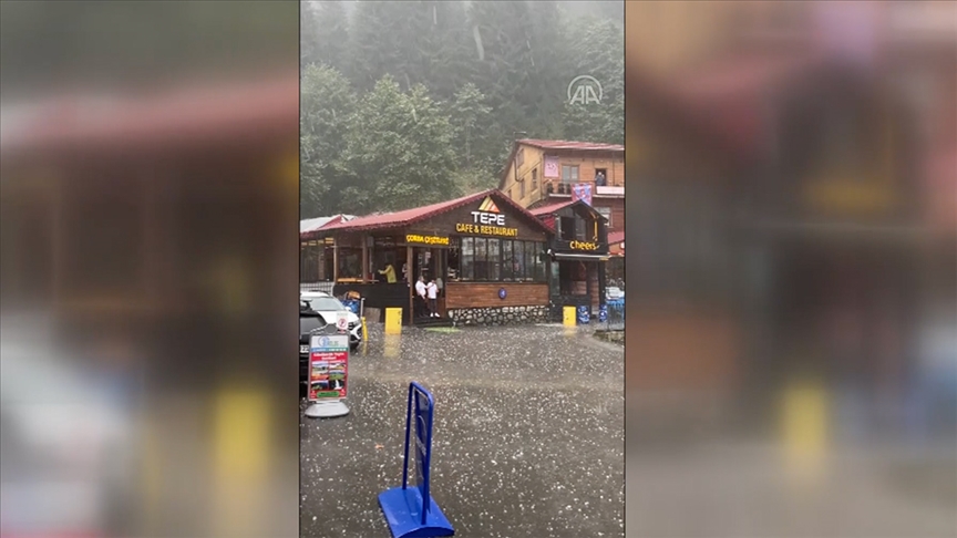 Rize'de şiddetli yağış etkili oluyor