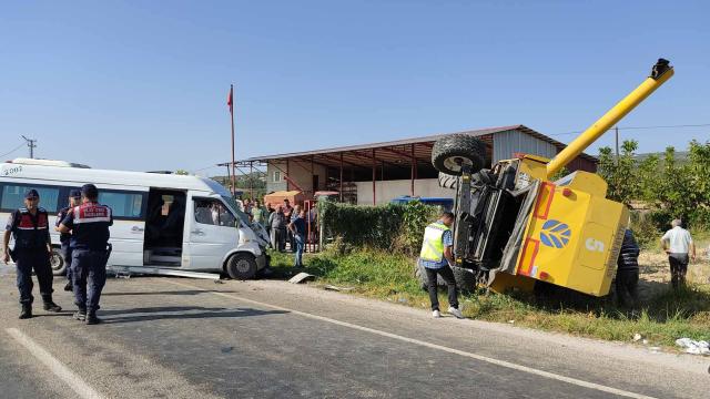 Denizli'de biçerdöver ile işçi minibüsü çarpıştı: 12 yaralı