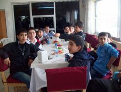 Başarılı Öğrencilerini Yemekle Ödüllendirdiler