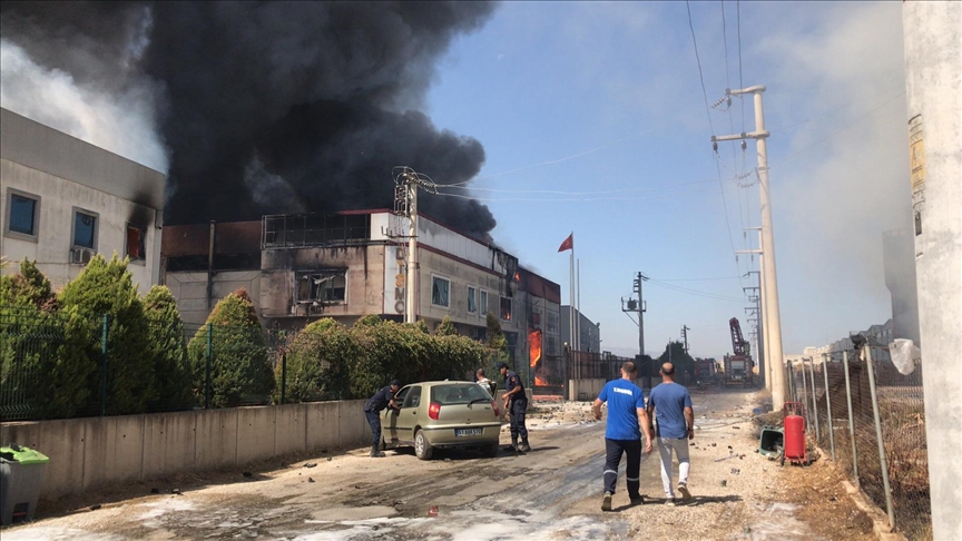 İzmir'de bir kozmetik fabrikasında yangın çıktı!