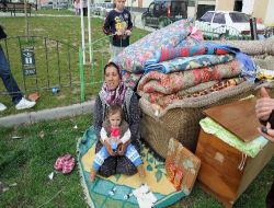 Ev Sahibi, Kirayı Ödeyemeyen Aileyi Eşyalarıyla Sokağa Attı