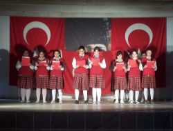 İstiklal Marşı'nı Duygulanarak Okuyan Öğrenci Ayakta Alkışlandı
