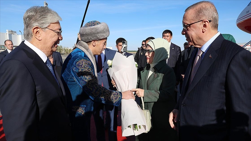 Erdoğan, Kazakistan'da Cumhurbaşkanı Tokayev tarafından resmi törenle karşılandı