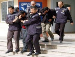 Ağızlarındaki Bisküvi Tozunu Üzerine Tükürdükleri Yaşlıları Dolandıran 2 Kişi Yakalandı