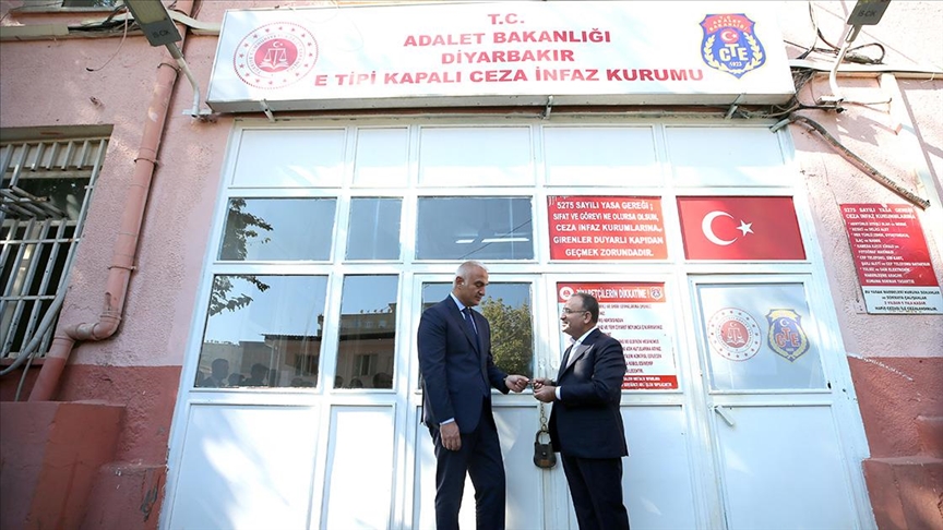 Adalet Bakanı Bozdağ, Diyarbakır Cezaevi anahtarını Kültür ve Turizm Bakanı Ersoy'a teslim etti