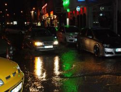 Patlayan İçme Su Hattı, Cadde Ve Sokağı Sular Altında Bıraktı!