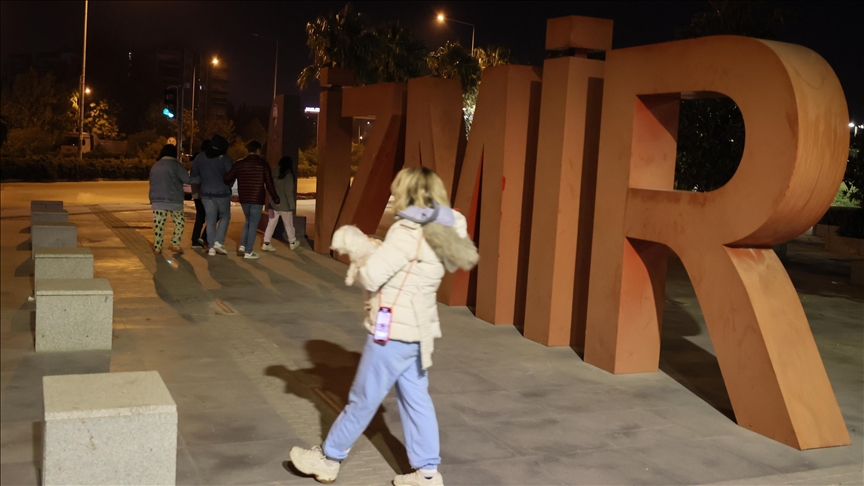 İzmir'de gece yarısı korkutan deprem