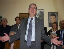 Dokunulmazlığın Kaldırılmasını İsteyen Öymen, Chp'li Vekile Dokunulmasına Tepki Gösterdi