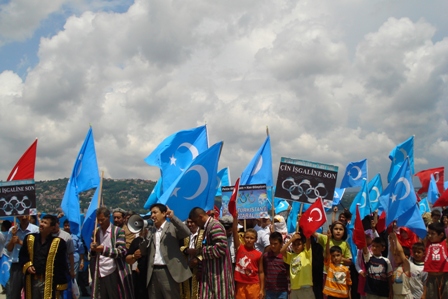 Çin konsolosluğu önünde toplanan grup, Çin bayrağı yaktı