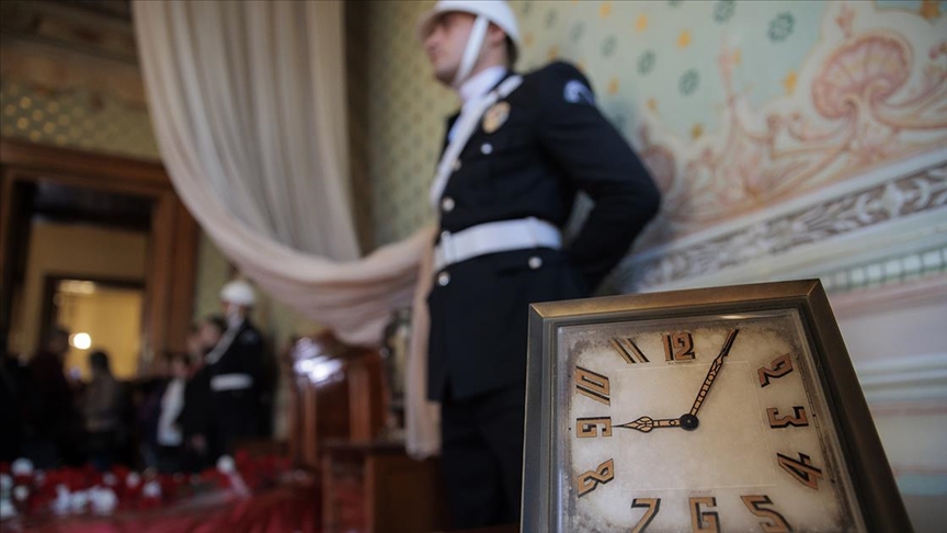 Büyük Önder Atatürk, Dolmabahçe Sarayı'ndaki odasında törenle anıldı