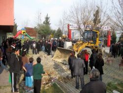 Site İçindeki Bahçe Duvarının Yıkımı, Vatandaşlarla Polisi Karşı Karşıya Getirdi