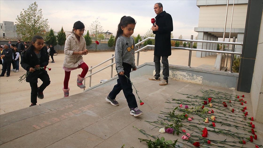 YPG/PKK'lı teröristlerin katlettiği Ayşenur öğretmenin görev yaptığı okula karanfil bırakıldı