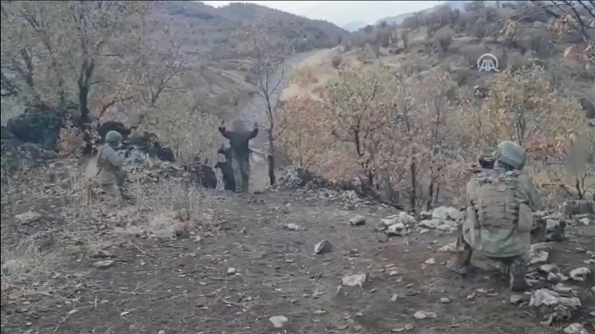 MSB, Irak'ın kuzeyinde 4 teröristin teslim olduğu anlara ilişkin görüntüleri paylaştı