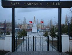 Rüzgar Şehitliğin Mermerlerini Uçurdu