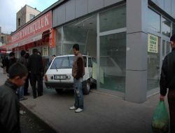 Çarpışan Otomobil İş Yerine Girdi