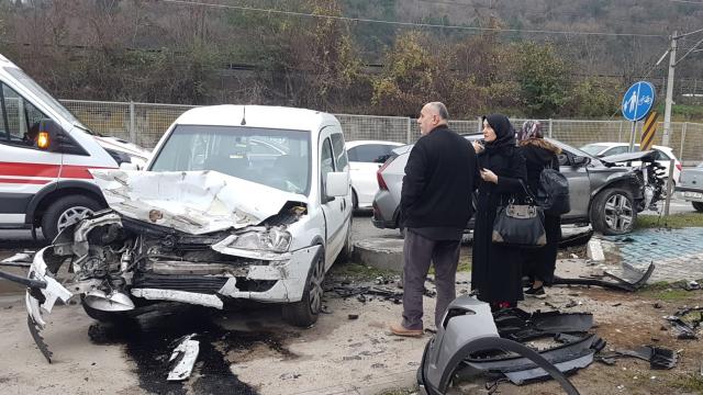 Sakarya'da 3 aracın karıştığı zincirleme kazada 7 kişi yaralandı