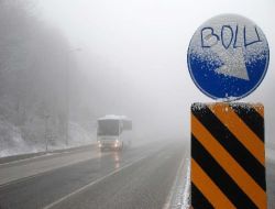 Bolu Dağı'nda Kar Yağışı ve Sis Ulaşımı Etkiledi