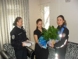 Polis Eşinden Örnek Davranış