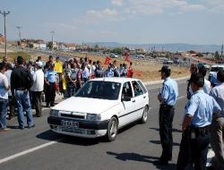 Kavşağı Trafiğe Kapatmak İsteyen Vatandaşlara Polis İzin Vermedi