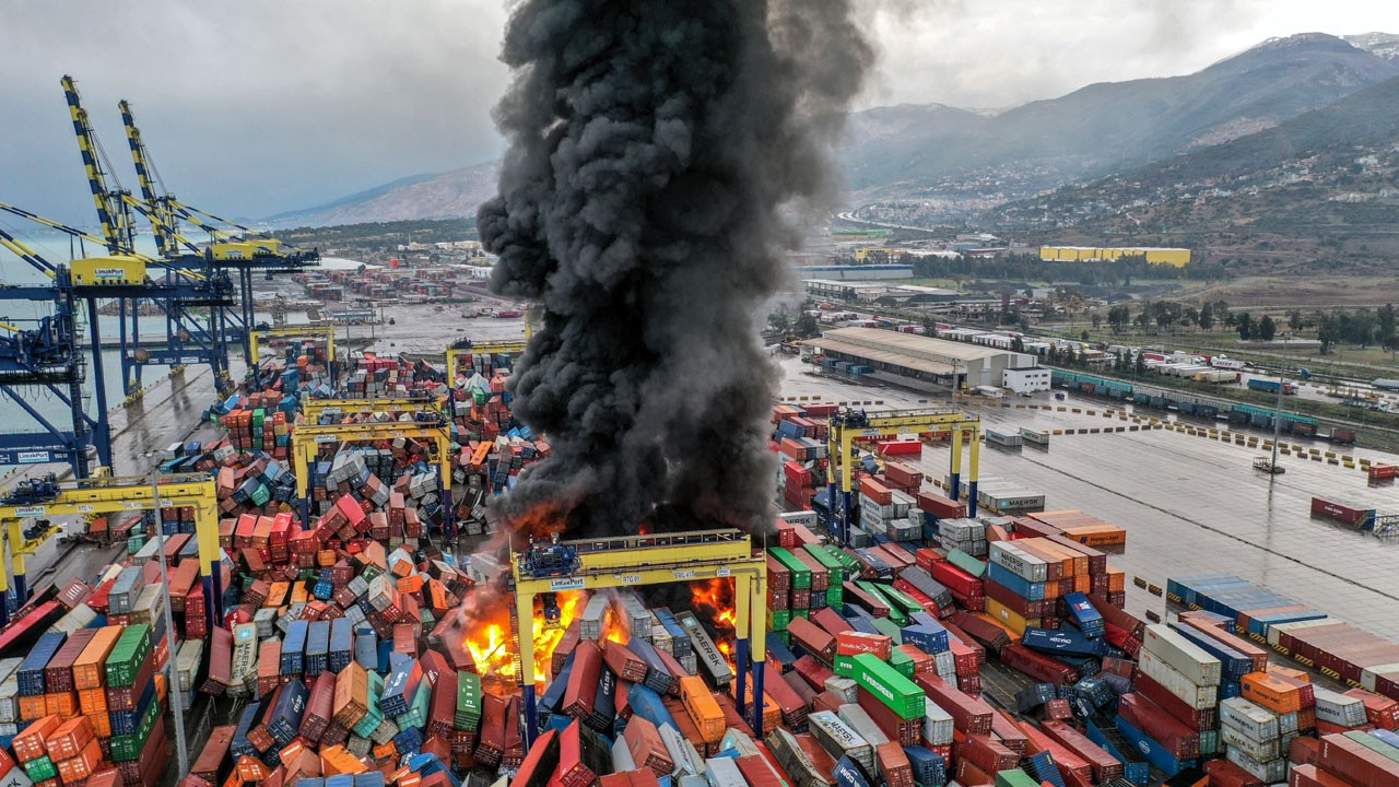 İskenderun Limanı'ndaki yangın söndürme çalışmaları devam ediyor