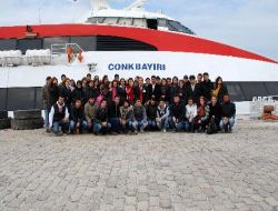 Çanakkale'de 253 Bin Şehidi Temsilen 253 Kişi Denizden Şehitlikleri Gezdi!