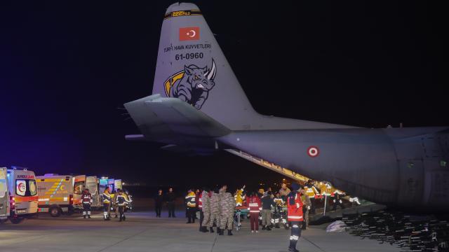 Deprem bölgesinden 49 yaralı uçakla İstanbul'a getirildi