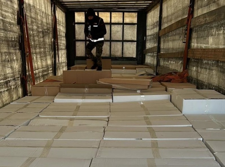 Konya'da deprem bölgesine gıda taşıdığı belirtilen tırda 5,3 milyon kaçak sigara bulundu