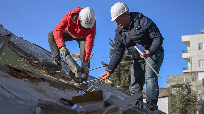 Adıyaman'da uzman ekipler yıkılan binalardan delil topluyor