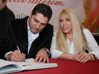 23 yaş küçük sevgili ise evlendi!