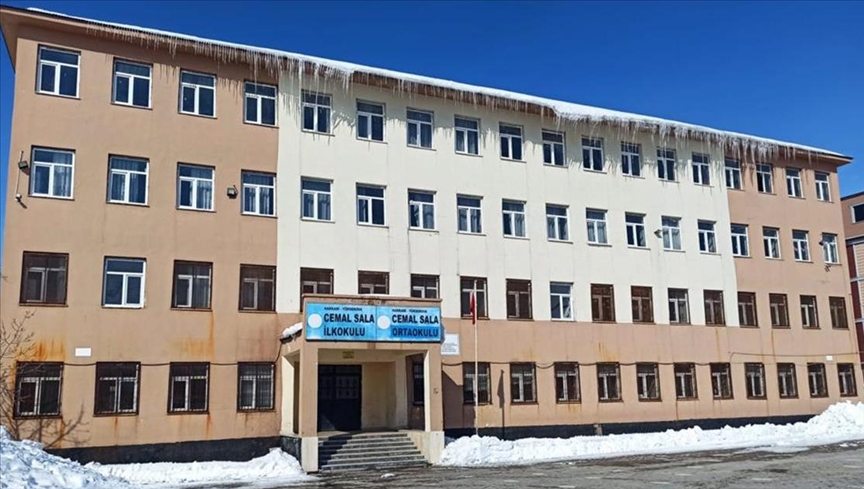 Hakkari'de risk taşıyan 3 okul tahliye edildi, öğrenciler başka okullara nakledildi