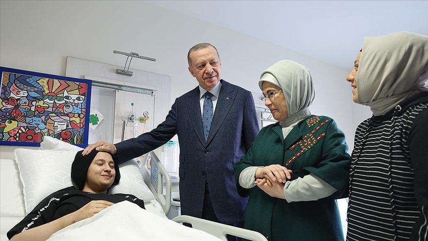Cumhurbaşkanı Erdoğan Ankara Üniversitesi Tıp Fakültesi'nde tedavi gören depremzedeleri ziyaret etti