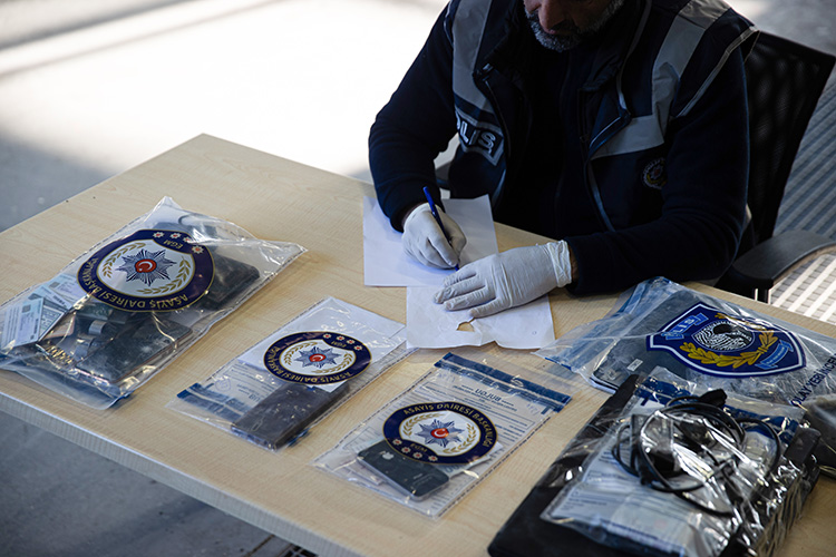 Hatay'daki enkazlarda bulunan telefon, tablet ve bilgisayarlar polis gözetiminde korunuyor