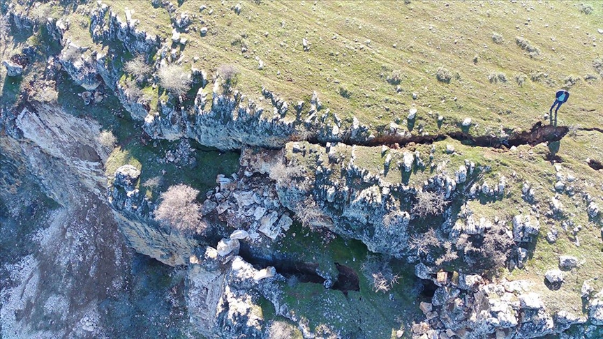 Depremler Fırat Nehri kıyısında yarıklar oluşturdu!