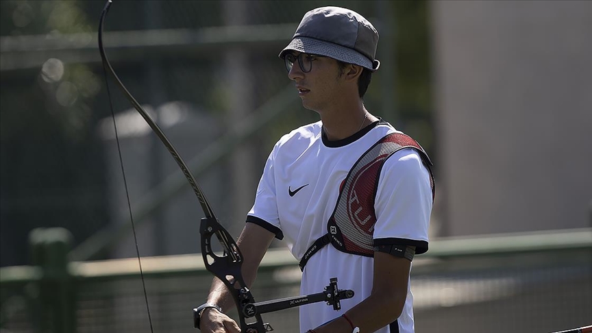 Mete Gazoz'a olimpiyat şampiyonluğunu getiren ok depremzedeler yararına 200 bin liraya satıldı