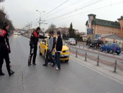 Ölümlü Kazaya Aldırmadan Tramvay Yolundan Geçtiler